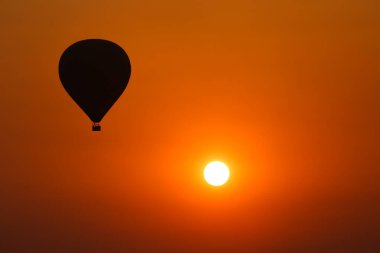 Bagan 'daki eski pagoda' ların üzerinde uçan balonlar.