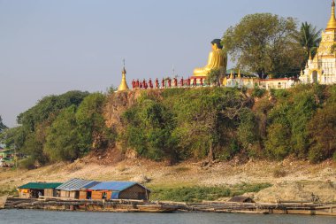 Mandalay 'a giden Irrawadi nehrindeki eski kargo gemileri antik pagoda' ların arka planına karşı.