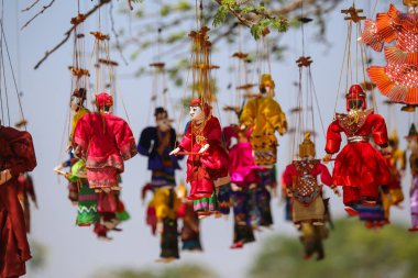 Bagan, Myanmar 'daki antik pagoda' da pazardaki parlak hatıralar ve kuklalar