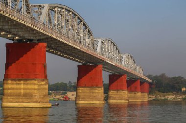 Mandalay yolunda Irrawadi nehri üzerindeki demiryolu köprüsü.
