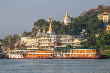 Mandalay yolunda Irrawaddy nehrindeki eski bir yolcu gemisinin fotoğrafı.