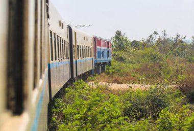 Mandalay 'a giden demiryolunda Myanmar' da eski bir tren var.