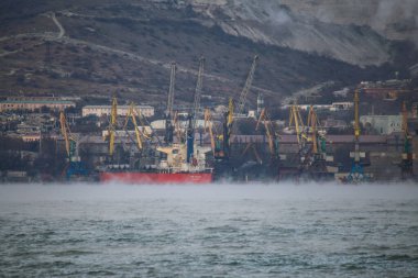 Novorossiysk, Karadeniz kıyısında güçlü bir kuzeydoğu rüzgarı esiyor.