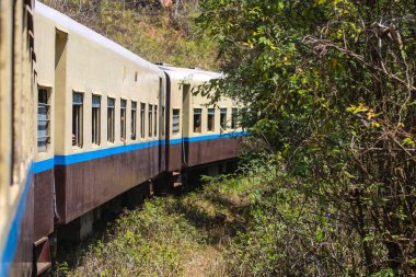 Demiryolu treninin Myanmar Ormanı 'ndan çok uzaklara giden demiryolu perspektifi.