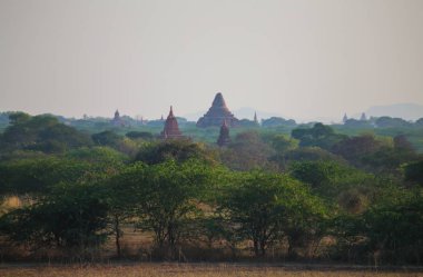 Bagan Vadisi, Myanmar 'daki antik pagoda mahzenlerinin üzerinde güzel bir günbatımı.