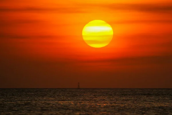 Σημαδούρα Στη Θάλασσα Φόντο Ηλιοβασιλέματος — Φωτογραφία Αρχείου