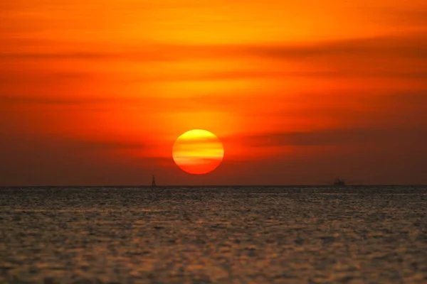 Αλιευτικό Σκάφος Στον Ωκεανό Φόντο Ηλιοβασιλέματος — Φωτογραφία Αρχείου