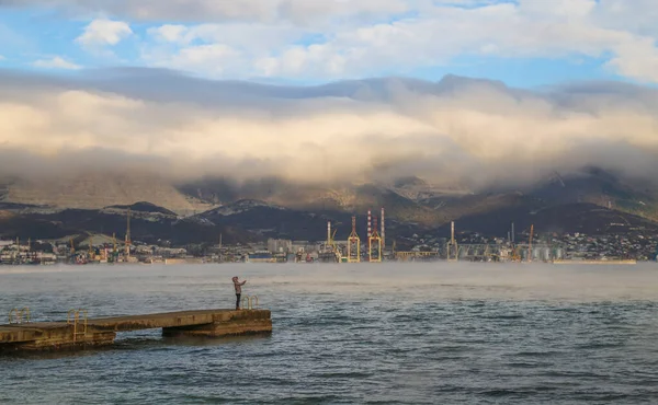 Novorossiysk, Karadeniz kıyısında güçlü bir kuzeydoğu rüzgarı esiyor.