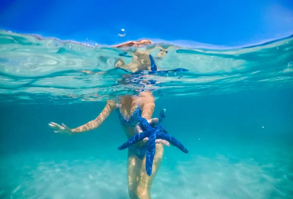 Girl Tropical Water Holding Starfish Her Hand Underwater Photography — Stock Photo, Image