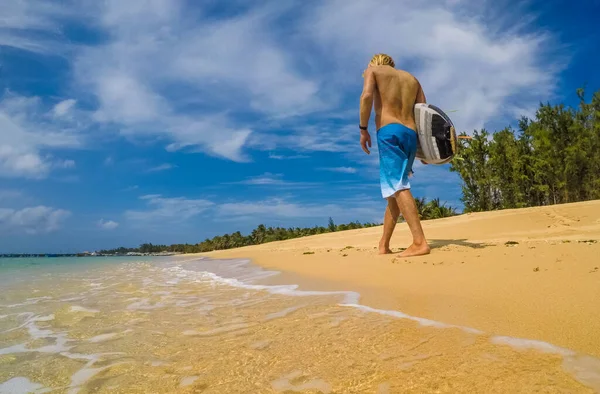 Young Athlete Surfer Surfboard Walks Sandy Beach Tropical Ocean — Stockfoto