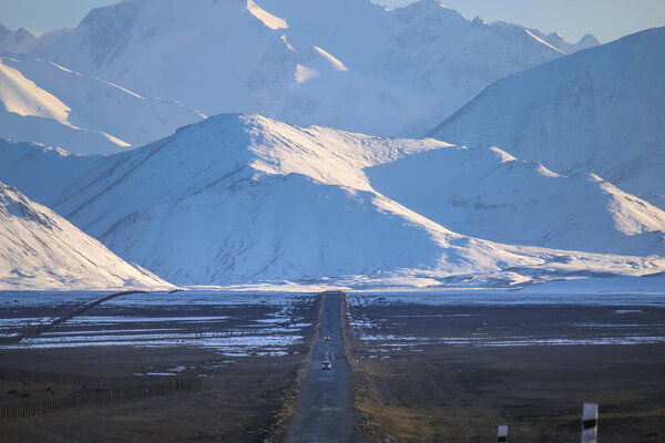 Дневной снимок удивительных гор
