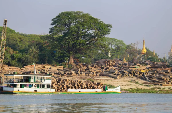 Vintage Cargo Ships River Irrawadi Way Mandalay Backdrop Ancient Pagodas — Stock Photo, Image