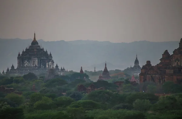 Bagan Vadisi Myanmar Daki Antik Pagoda Mahzenlerinin Üzerinde Güzel Bir — Stok fotoğraf