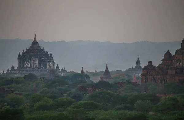 Bagan Vadisi, Myanmar 'daki antik pagoda mahzenlerinin üzerinde güzel bir günbatımı.