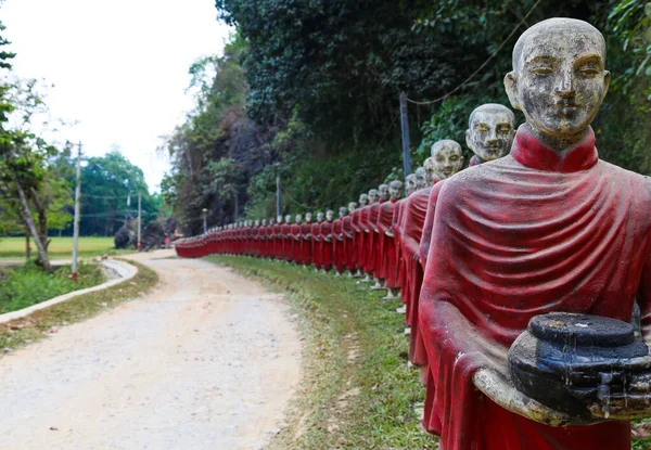 Estátuas Monges Roupões Coletando Esmolas Parque Público Mianmar — Fotografia de Stock