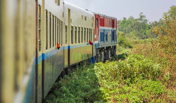 Perspectiva Fotográfica Del Tren Ferroviario Sobre Raíles Que Lleva Lejos — Foto de Stock