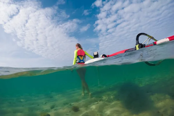 Krásný Štíhlý Windsurfer Dívka Kráčející Písčitém Dně Pohled Vodní Čáry — Stock fotografie