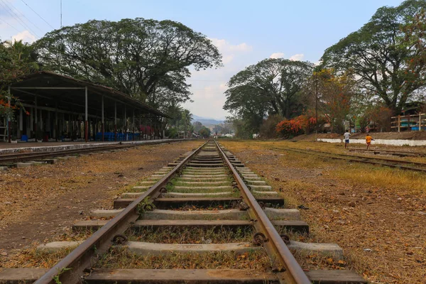 Foto Las Vías Del Ferrocarril Que Conducen Horizonte Sobre Fondo — Foto de Stock