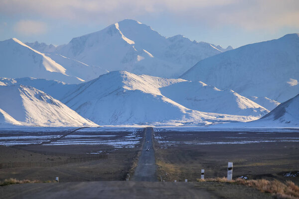 Дневной снимок удивительных гор
