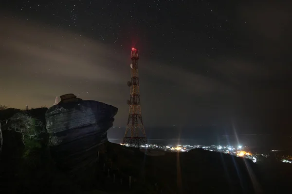 Ночная Съемка Острова Горы Облаками Башней — стоковое фото