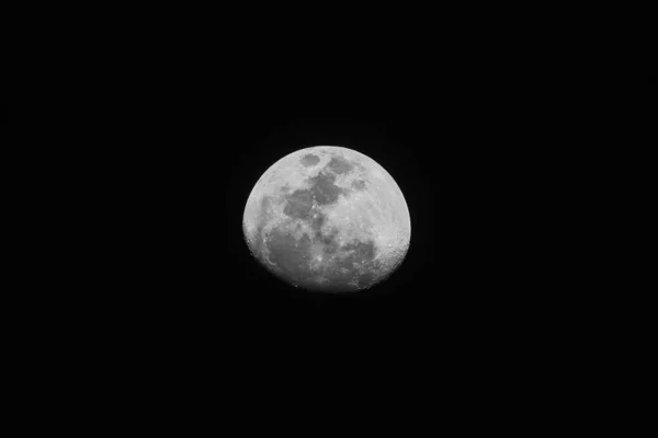 Dolunayın gece fotoğrafı, telefoto çekimi.