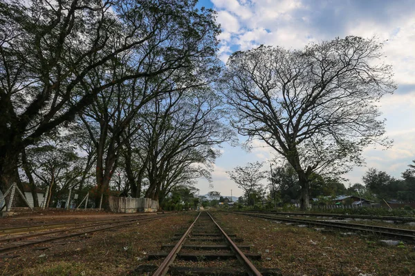 Foto Las Vías Del Ferrocarril Que Conducen Horizonte Sobre Fondo — Foto de Stock