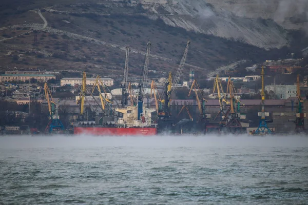 Novorossiysk, Karadeniz kıyısında güçlü bir kuzeydoğu rüzgarı esiyor.