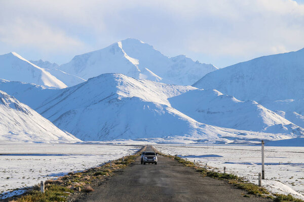 Дневной снимок удивительных гор
