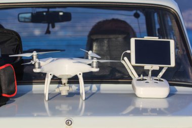 Drone arabanın bagajında yatıyor.