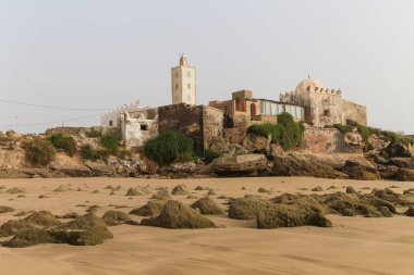 Okyanus kıyısındaki camii sular çekildiğinde