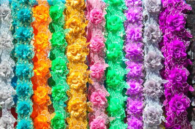 Yangon pazarında dekorasyon için tekstil dantel çiçekler.