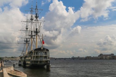 St. Petersburg 'lu Neva Nehri' nde yelken açar