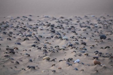 Çöldeki kumdan gelen taşlar