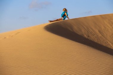 Afrika çölünün tepesindeki bir kız.