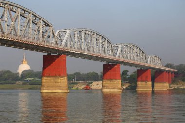 Nehirde demir köprü