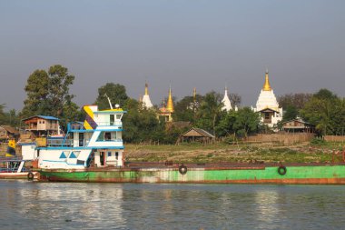 Irrawaddy Nehri 'nde kargo gemisi.
