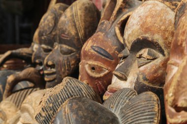 Eski Medine sokaklarında Fas maskeleri satılıyor.