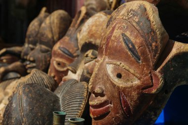 Eski Medine sokaklarında Fas maskeleri satılıyor.