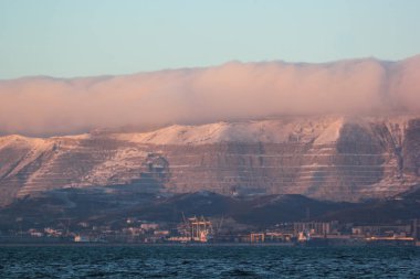 Dağların üzerinde bir bulut.