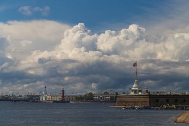 St. Petersbu 'daki Peter ve Paul Kalesinin üstündeki bulutlu gökyüzü.