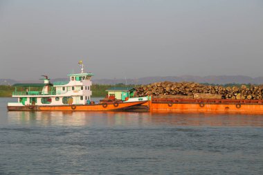 Irrawaddy Nehri 'nde kargo gemisi.