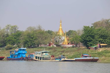 Irrawaddy Nehri 'nde kargo gemisi.