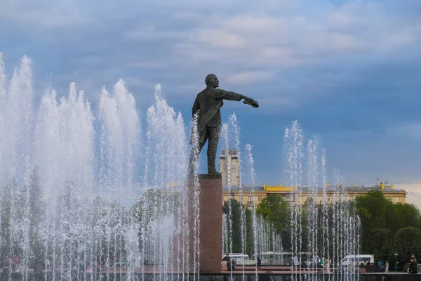 Monument to Lenin on the background of a fountain in St. Petersb — Stock Photo, Image