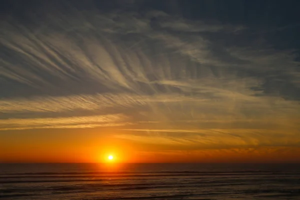 Zonsondergang op de oceaan met prachtige wolken — Stockfoto