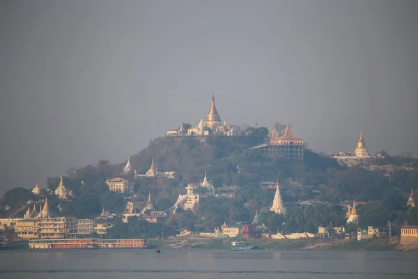 Irrawaddy nehrinde eski yolcu vapurları — Stok fotoğraf