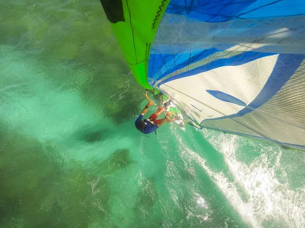 Selfie fotografie windsurfingu na barevné plachtě — Stock fotografie