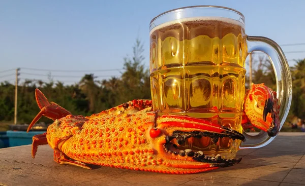 Krab met een enorme klauw en een mok licht bier — Stockfoto