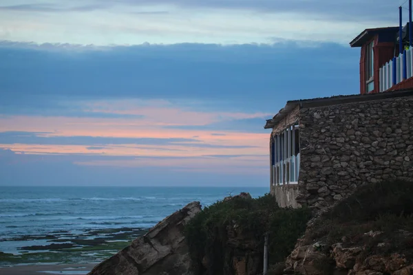 Huis aan de rand van de klif aan de oceaan — Stockfoto