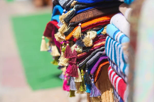Tapetes orientais brilhantes no mercado em Marrocos — Fotografia de Stock