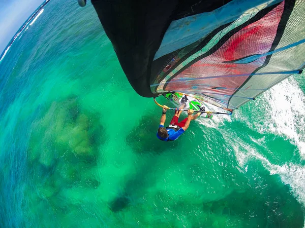 Windsurfing Hoblování Nad Tropickým Útesem — Stock fotografie